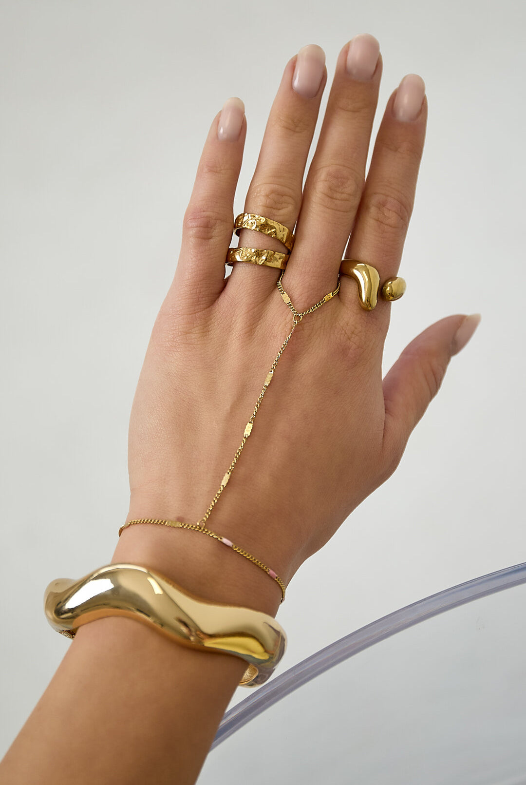 Handchain with striped pattern